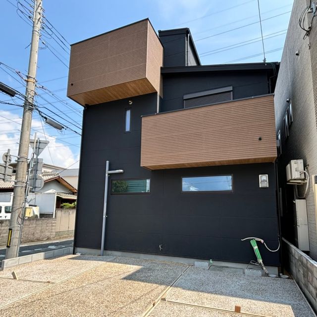 「One&Only な家づくり」

【尼崎市武庫之荘3丁目】現在販売中物件のご紹介🌿
・駐車場3台
・ZEH住宅
・広々屋上庭園付き　
・エネファーム太陽光ダブル発電
　
ルームツアー動画も投稿しておりますので
ぜひご覧ください♪

ーーーーーーーーーーーーーーーーーーー

ワンオンは兵庫県尼崎市を中心に
西宮市、伊丹市、宝塚市など阪神間エリアで
新築住宅の企画・設計・販売をしております

"建売でも叶うこだわりの住まい"
"家族が帰りたくなる家"

HPに物件情報掲載中🌿

＊お気軽にお問合せ下さい
＊Mail:contact@oneon-co.jp
＊Tel:0120-012-780

HP https://oneon-co.jp/

ーーーーーーーーーーーーーーーーーー

#建売住宅#建売に見えない建売#帰りたくなる家#家づくり検討中#新築検討中#家づくりのヒント#尼崎市新築#尼崎#西宮#伊丹#スケルトン階段#乾太くん#浴室乾燥機#アイランドキッチン#ジャグジー付き物件#ジャグジー#屋上庭園#小上がり和室#浴室テレビ#電動シャッター#zeh#LIXIL#YKK#乾太くん#外壁スーパーボード

#ワンオン
