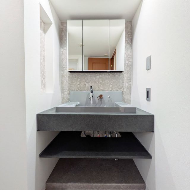 【ステイツ苦楽園】
▪️苦楽園口駅徒歩7分▪️75.35㎡(壁芯)▪️専用庭付き

キッチンをオープンに改装した事で、より明るく開放的な空間に仕上がっております🫧
スタイリッシュなデザインと機能性も兼ね備えた、カスタムバニティ洗面化粧台を使用しております🙂‍↕️

閑静な住宅街でとても人気のエリアです！

お問い合わせお待ちしております🤗

ーーーーーーーーーーーーーーーーーーー
ワンオンは兵庫県尼崎市、大阪市西淀川区など
阪神間エリアで新築住宅の
企画・設計・販売をしております

"建売でも叶うこだわりの住まい"
"家族が帰りたくなる家"

HPに物件情報掲載中🌿
＊お気軽にお問合せ下さい
＊Mail:contact@oneon-co.jp
＊Tel:0120-012-780
HP https://oneon-co.jp/

ーーーーーーーーーーーーーーーーーー

#建売住宅#建売に見えない建売#帰りたくなる家#家づくり検討中#新築検討中#家づくりのヒント#尼崎市新築#尼崎#西宮#伊丹#スケルトン階段#乾太くん#浴室乾燥機#アイランドキッチン#ジャグジー付き物件#ジャグジー#屋上庭園#小上がり和室#浴室テレビ#電動シャッター#zeh#LIXIL#YKK#乾太くん#外壁スーパーボード

#ワンオン