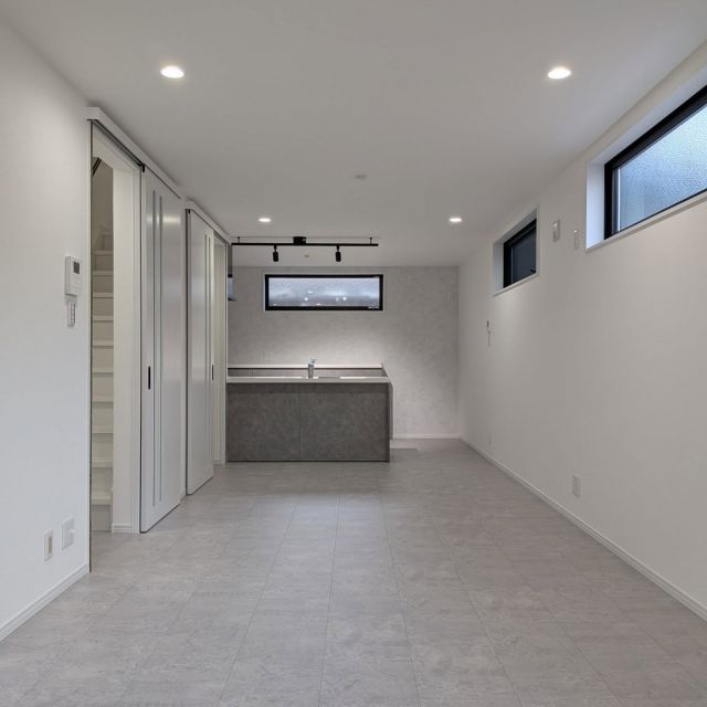 こんにちは！ワンオンです🌞

ホワイトとグレーで落ち着きのある空間🌿
フロアと、キッチン、アクセントクロスのカラーが
統一感があり、とっても素敵です🫧

3階建の物件の際、使用している
庭園風バルコニーも好評です！

「この地域で、この価格で家を探している」
「面積はこれくらいほしい」
「住宅ローンについて教えてほしい」

など物件に関してのご質問やご希望など
お気軽にご相談ください☺️

ーーーーーーーーーーーーーーーー
ワンオンは兵庫県尼崎市、大阪市西淀川区
豊中市、伊丹市など阪神間エリアで
新築住宅の企画・設計・販売をしております

"建売でも叶うこだわりの住まい“
"家族が帰りたくなる家”

HP、SUUMO等物件情報掲載中🌿
お気軽にお問い合わせください

mail:contact@oneon-co.jp
tel:0120-012-780
ーーーーーーーーーーーーーーーー